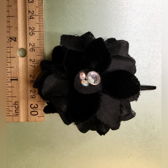 Spider web necklace & Black bow w/skull/spider hair clip & black flower hairclip - Picture 13 of 16
